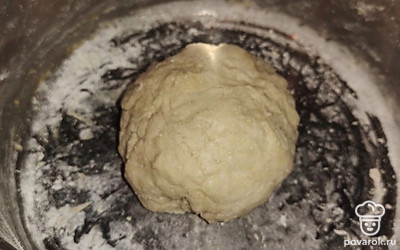 Замесите тесто. Можно увеличить количество муки, если тесто липнет к рукам.