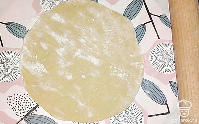 Разделите тесто на 2 равные части и поочередно раскатайте в форме круга толщиной примерно 2 миллиметра. Сделайте наколы вилкой по всему диаметру раскатанного теста.