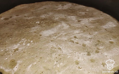 Поджарьте лепешку на растительном масле с двух сторон, до румянца.