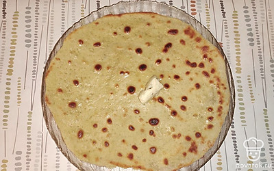 Готовую лепешку снимите со сковороды и смажьте сливочным маслом.