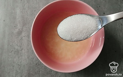 Всыпьте сахар. 
