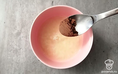 Добавьте какао-порошок. 