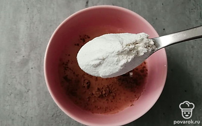 Всыпьте муку высшего сорта. 