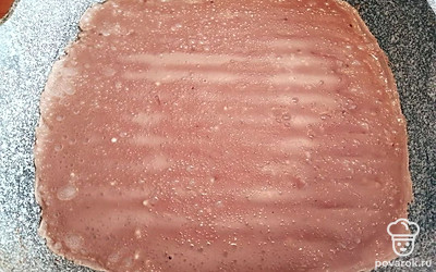 На хорошо разогретую сковороду вылейте тесто. Жарьте по 5 минут с каждой стороны. 