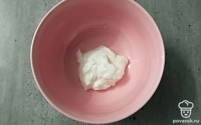 Приготовьте начинку. В тарелку выложите сметану. 