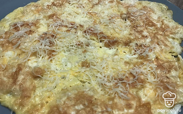 Сытная лепешка с лавашом, яйцами и сыром на завтрак — Рецепт с фото