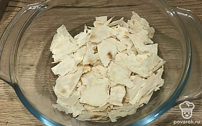 Произвольно порвите лаваш руками.