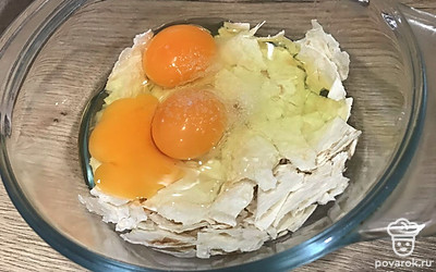 В лаваш добавьте яйца, соль и хорошо перемешайте.