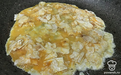 На разогретую сковороду налейте масло, выложите лепешку и обжарьте с двух сторон до готовности.