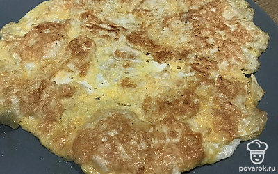 Перед подачей посыпьте сыром.