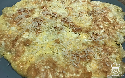 Посыпав сыром, подавайте на стол. Можно по желанию дополнить сметаной.