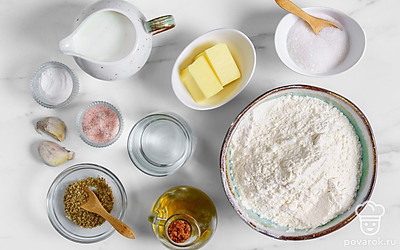 Заранее достаньте сливочное масло из холодильника. Чеснок очистите от шелухи и вымойте. 