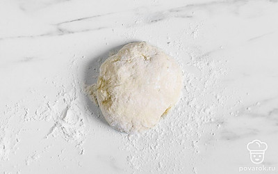 Замесите тесто миксером или руками в течение 10 минут. Тесто должно быть мягким и не липнуть к рукам.