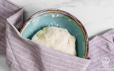 Накройте тесто пищевой пленкой или полотенцем. Уберите его в теплое место примерно на 1 час или до увеличения в два раза.