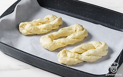 Застелите противень пергаментной бумагой. Выложите «узелки» на противень, оставьте их еще на 30 минут, чтобы они поднялись.