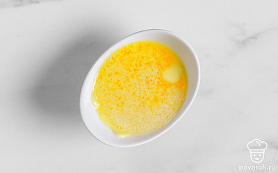 Растопите сливочное масло на водяной бане либо в микроволновке.