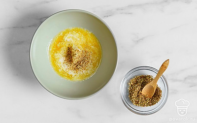 Добавьте к чесноку с маслом сушеный орегано и перемешайте. 