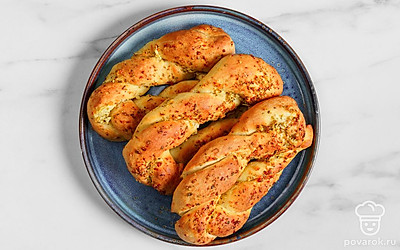 Подайте чесночные булочки к борщу или любому другому горячему супу.