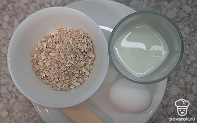 Подготовить все ингредиенты. Овсяную крупу можно пробить блендером до состоянии муки (или использовать обычную крупу).
