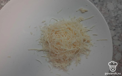Натереть 20 граммов сыра на мелкой терке.