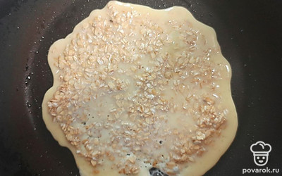 Разогреть сковороду. На сухую сковороду вылить наше тесто. Выровнять тесто по всей сковороде ложкой.