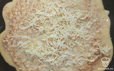 Как только одна сторона нашей лепешки подрумянится, посыпать лепешку сыром и свернуть пополам.