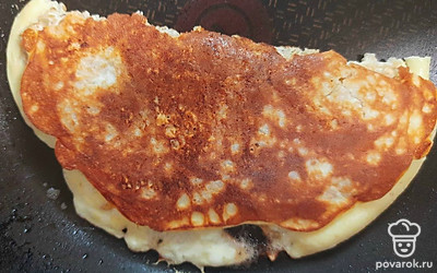 Накрыть сковороду крышкой и готовить в течение 2-3 минут под крышкой, чтобы наш сыр расплавился. 