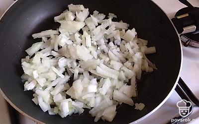 Обжарьте мелко нарезанный лук на сливочном масле (5 минут на хорошем огне). 