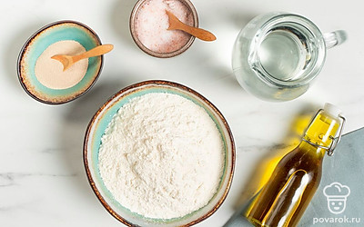 Воду вскипятите и остудите до температуры 40-45 градусов. Просейте муку, необходимую для выпечки и еще 1-2 ст. л. для формирования хлеба. Приготовьте миску, полотенце, деревянную доску, пищевую пленку.