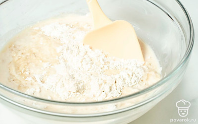 Налейте в миску теплую воду. Всыпьте в нее дрожжи и 1 ч. л. муки, добавьте соль и размешайте.