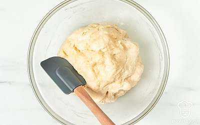 Замесите сначала лопаткой, а потом руками очень мягкое податливое тесто. 