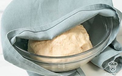 Прикройте тесто в миске полотенцем и оставьте на 10 часов при комнатной температуре, но не на жаре.