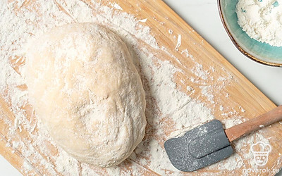 Помогая себе лопаткой, переложите тесто на пленку.