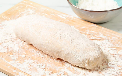 Легкими похлопывающими движениями сформируйте широкий прямоугольный батон.