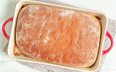 Поместите батон в горячую духовку и выпекайте в течение 35 минут. Достаньте готовый хлеб из духовки и дайте ему остыть.