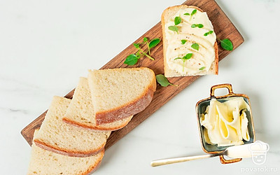 Нарежьте итальянский хлеб ломтиками и намажьте сливочным маслом. 