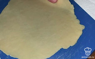 Взять тесто для пиццы, раскатать тоненько, как показано на фото.