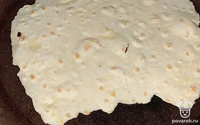 Обжарить каждый лист теста на сковородке.