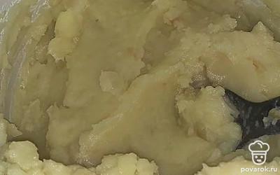 Картофель просто отварить, размять толкушкой, смешать с жареным луком.