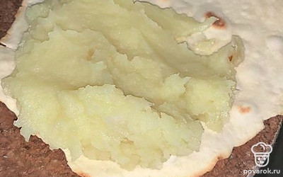 Выложить картофель на одну сторону поджаренного теста. 