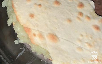 Закрыть тесто таким образом, как показано на фото. 