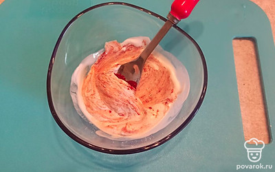 Сметану смешиваем с томатной пастой.