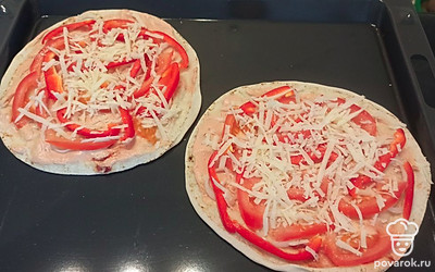 Посыпаем овощи тертым сыром. Питу выкладываем на противень. Ставим в разогретую до 180 градусов духовку на 25-30 минут. 