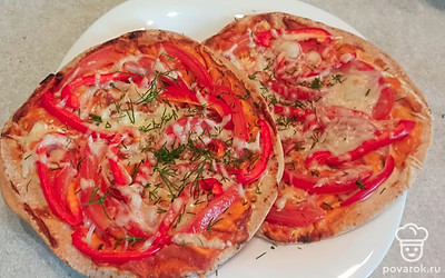 Украшаем питу свежей зеленью. 