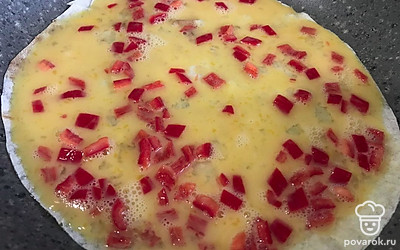 Сразу выливаем яичную массу.