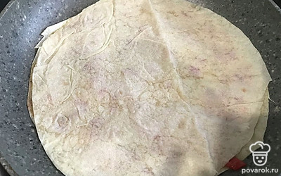 Накрываем другим лавашом. Жарим с двух сторон, без крышки.