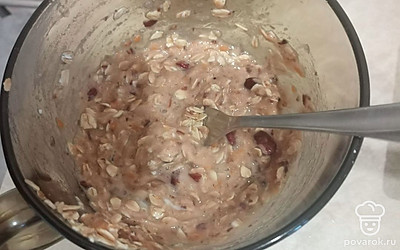 Сделаем массу для лепешки. Смешаем яйца, овсянку, фасоль, ее немного надо размять вилкой. Приправим специями и перемешаем.