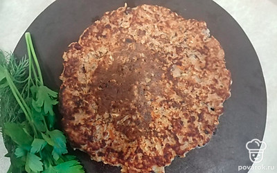 На растительном масле с двух сторон обжарим лепешку до готовности на среднем огне под крышкой.