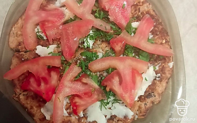 Намажем плавленым сыром, добавим помидоры и зелень.