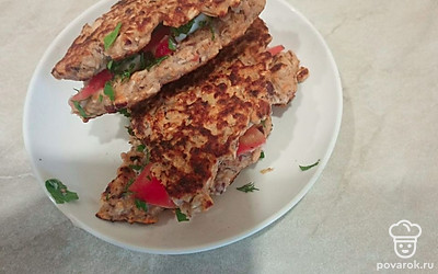 Разрежем пополам и сложим в сэндвич.